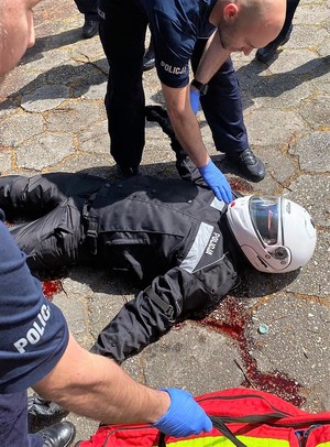 Policjanci podczas ćwiczeń opatrują rannego motocyklistę.