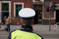 zdjęcie - policjant stojący przed przejściem dla pieszych