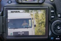 Ekran aparatu z wyświetlonym zdjęciem na którym widać kierowcę ciężarówki, który nie ma zapiętych pasów