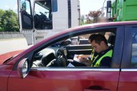 Policjanci wypisują mandat kierowcy ciężarówki, który wcześniej został sfotografowany bez pasów