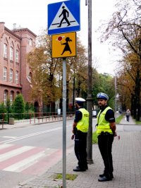 Policjanci z rudzkiej drogówki przed przejściem dla pieszych w rejonie szkoły.