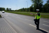 Policjant rudzkiej drogówki zatrzymujący do kontroli samochód, którego kierowca przekroczył dozwoloną prędkość