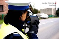 Policjantka z drogówki dokonująca pomiaru prędkości
