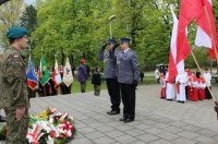 Rudzcy policjanci składają kwiaty przed pomnikiem Powstańców Śląskich