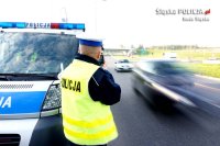 Policjant w trakcie kontroli prędkości