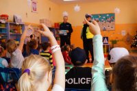 Policjanci w trakcie wizyty u przedszkolaków