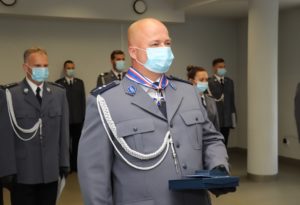 stojący policjanci, na pierwszym planie odznaczony odznaką związkową