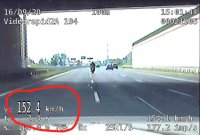zdjęcie z policyjnego nagrania - przekroczenie prędkości przez motocyklistę