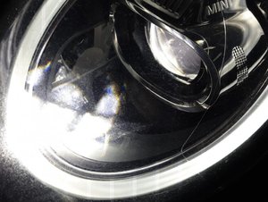 zdjęcie przedstawia lampę samochodową z włączonym światłem mijania i dziennym