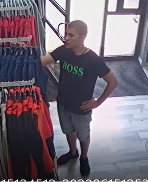 wizerunek mężczyzny zarejestrowany przez kamerę sklepowego monitoringu