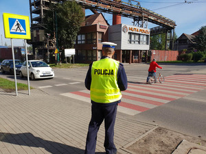 zdjęcie poglądowe policjant przy przejściu dla pieszych