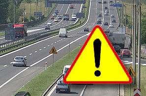 zdjęcie autostrady z jadącymi samochodami i znak ostrzegawczy inne niebezpieczeństwa