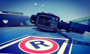 zdjęcie - policyjny miernik prędkości na przedniej klapie radiowozu