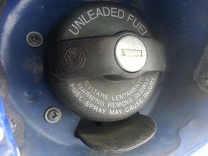 zdjęcie korka wlewu paliwa w samochodzie