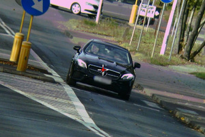 zdjęcie z policyjnego miernika prędkości na którym widać mercedesa wyprzedzającego na przejściu dla pieszych