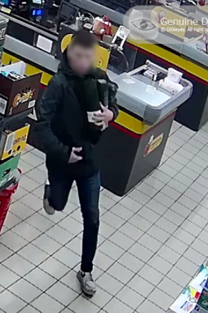 zdjęcie przedstawia sprawcę kradzieży uciekającego przez sklep