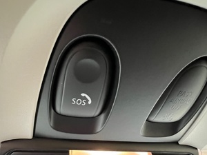 zdjęcie przedstawia wnętrze samochodu z przyciskiem SOS systemu eCall