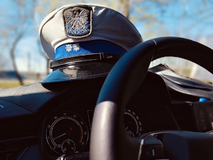 Policyjna czapka aspiranta na desce rozdzielczej radiowozu