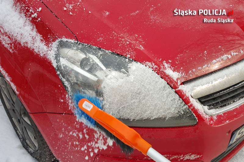 Oszronione szyby i samochód pokryty śniegiem czym grozi